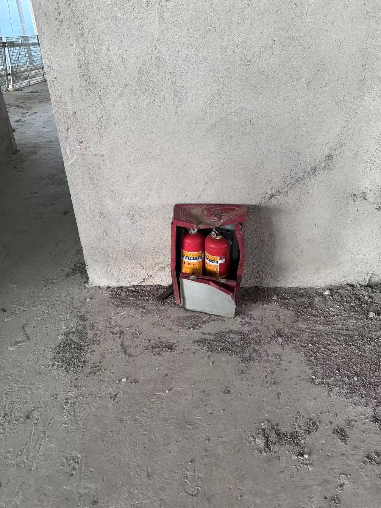 Orderly construction site scene with no primary hazard